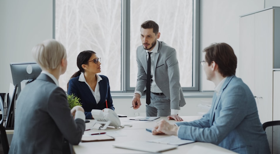 Reunião de sócios e diretores em torno da mesa de uma empresa