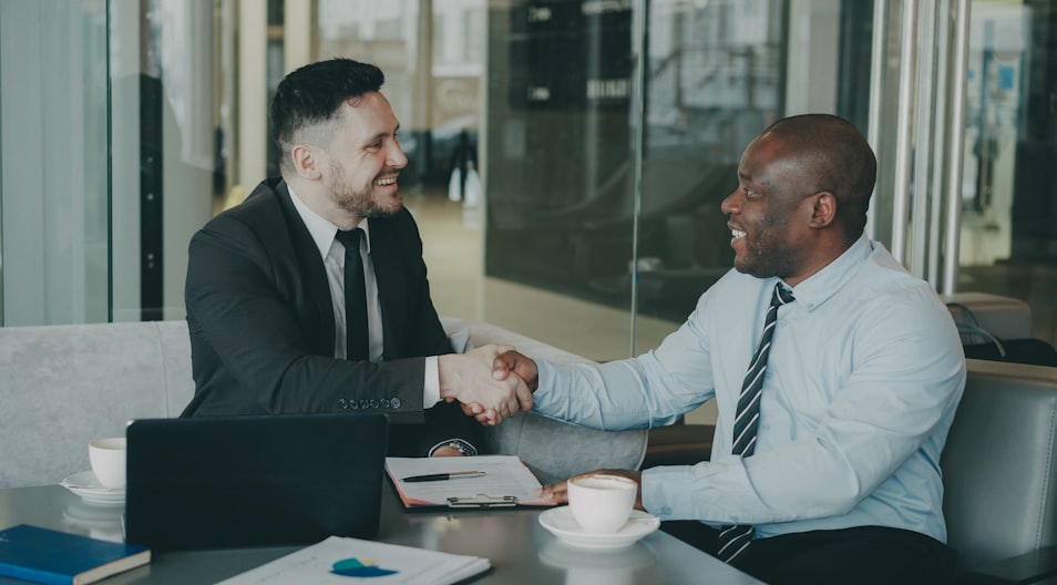 Aperto de mãos entre dois empresários fechando um negócio