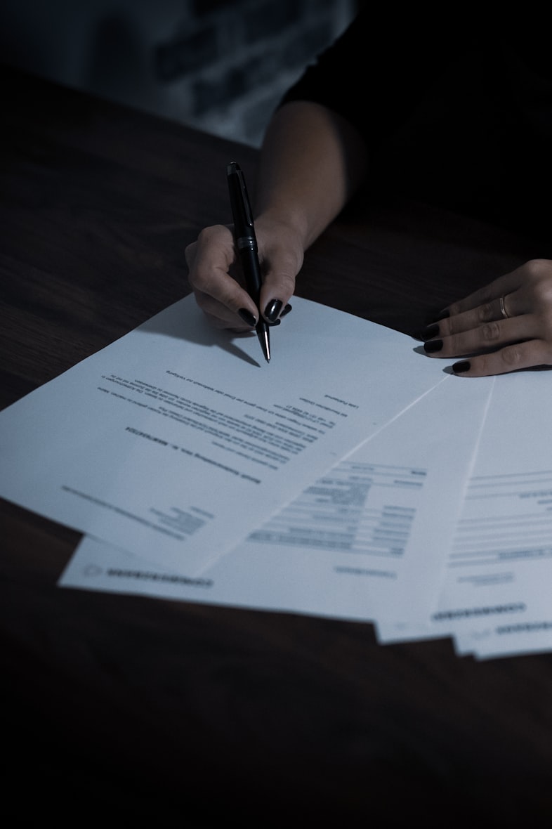 Assinatura de contratos sobre a mesa