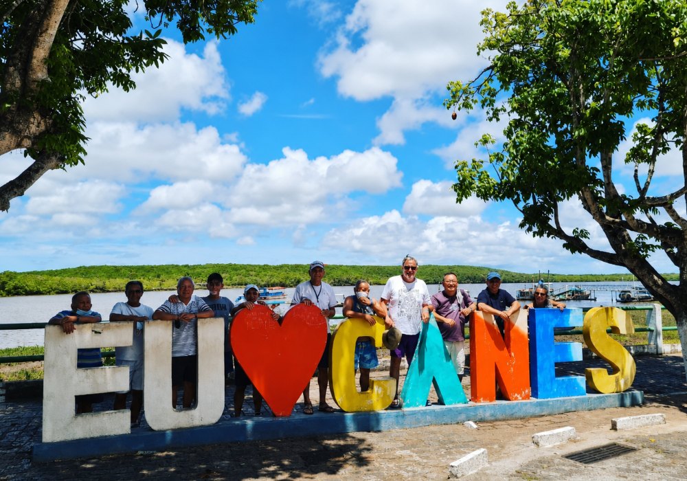 Grupo de passageiros no letreiro de Canavieiras