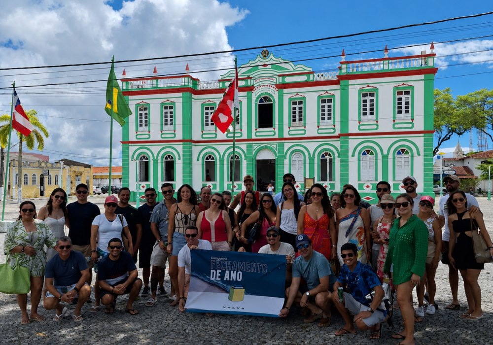 Grupo corporativo em frente à Câmara Municipal de Canavieiras