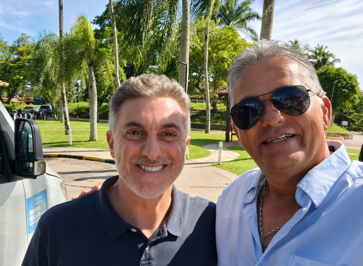 Edson Vasconcelos Carvalho ao lado de Luciano Huck, junto a um veículo da EVC no Transamerica Comandatuba