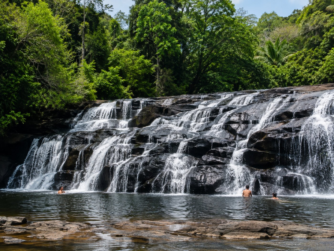Cachoeira em meio à mata na região de Itacaré