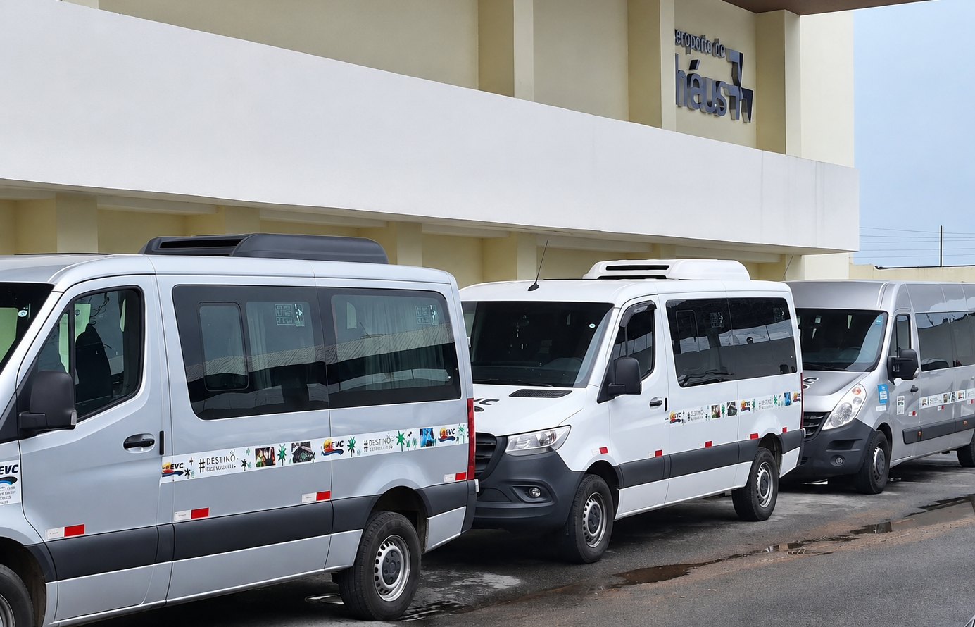 Vans da frota da EVC Turismo alinhadas no aeroporto de Ilhéus