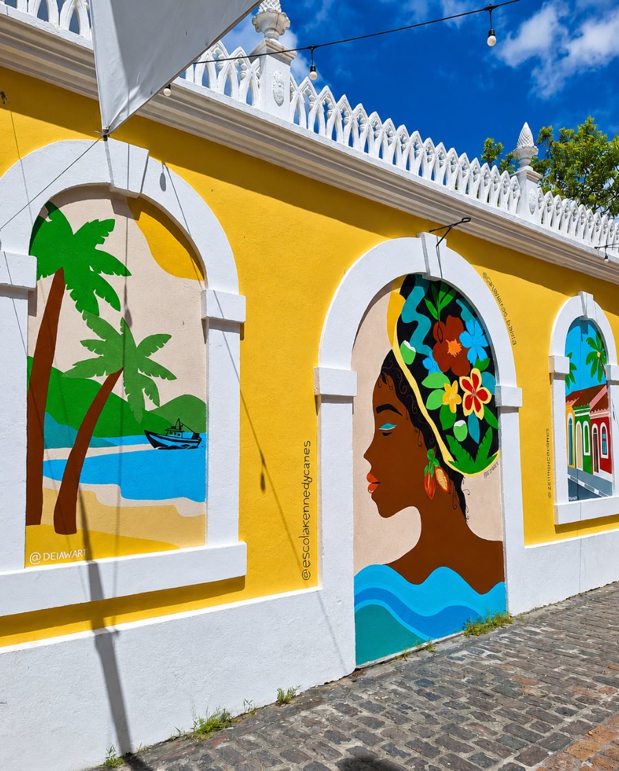 Murais pintados nas paredes do centro de Canavieiras