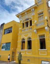 Casarão histórico amarelo no centro de Ilhéus